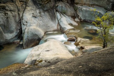 Caceres, İspanya 'daki Garganta de Los Iniernos Doğa Koruma Alanı' nda Los Pilones 'un manzarası