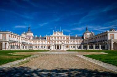 İspanya, Madrid 'deki Aranjuez Kraliyet Sarayı' nın panoramik manzarası. 16. yüzyıl sarayı öğleden sonra aydınlığında