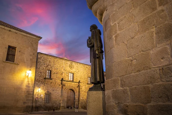 Näkymä San Pedro Alcantaran Muistomerkille Caceresin Yhteiskatedraalissa Espanjassa Kaupungin Historiallisessa — kuvapankkivalokuva