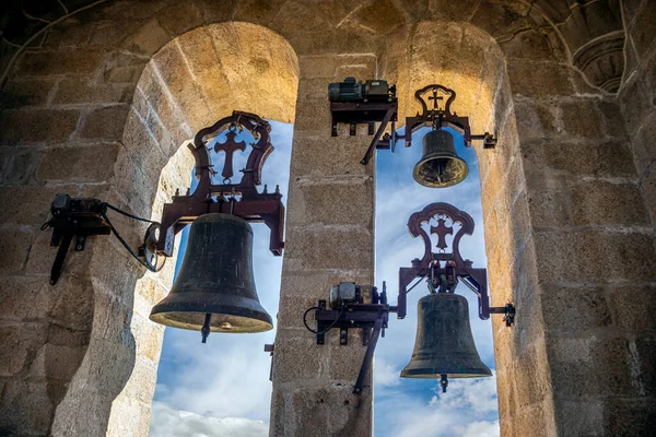 サンタ マリア カセレス大聖堂の鐘楼の3つの鐘 雲と青空の背景を持つスペイン — ストック写真