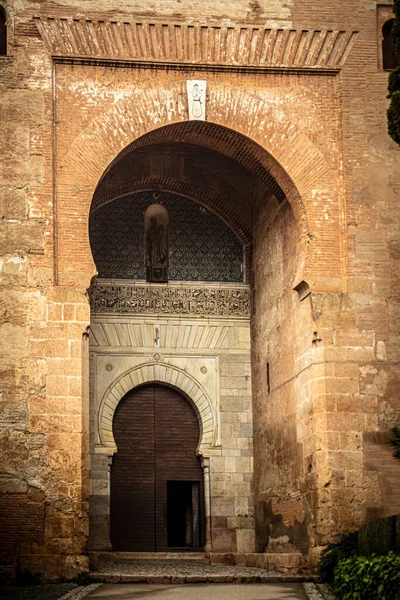 アルハンブラ宮殿の正義門の垂直写真 グラナダのナスル様式 スペイン — ストック写真