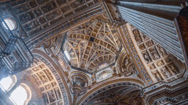 Granada, Sapain 'deki San Jeronimo Kraliyet Manastırı' nın içi. Kasaların ve tavanların detaylarıyla ve pencerelerden içeri giren sıcak ışıkla dolu.