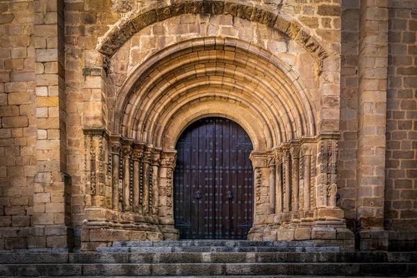プラセンシアの古い大聖堂の中世のファサード セレス スペイン 列と階段や半円形のアーチを持つ — ストック写真