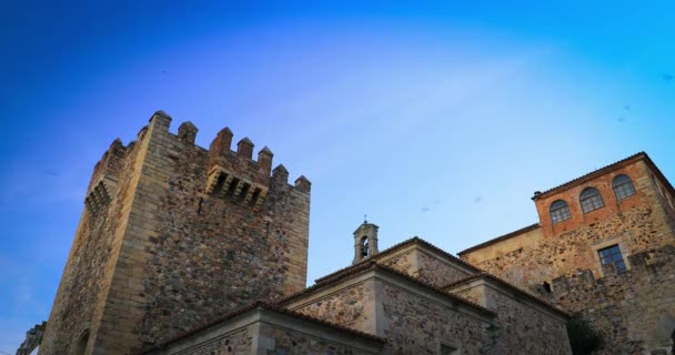 Vlaštovky Letící Nad Starým Městem Caceres Extremadura Španělsko — Stock video