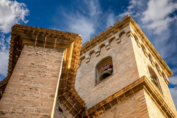 穆尔西亚莫拉塔教堂塔下的视角 — 图库照片