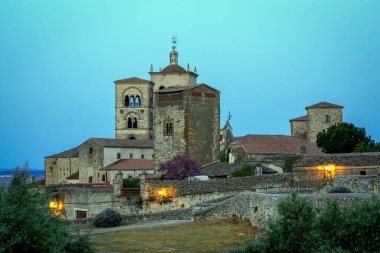Eski şehrin bir kısmı, şehrin üst kısmı, Trujillo, İspanya, Caceres 'de şafak vakti aydınlatılan ortaçağ kuleleri.