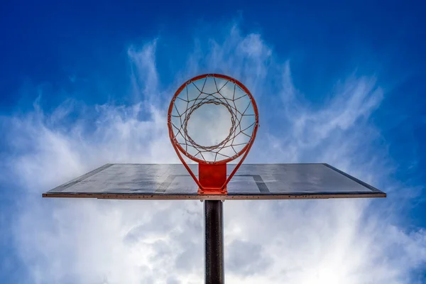 Баскетбольний Баскетбол Знизу Блакитним Небом Деякими Хмарами Помаранчевим Кільцем Білим — стокове фото