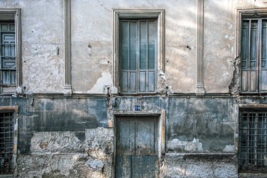 Eski kasabanın, Caravaca de la Cruz 'un, Murcia' nın, İspanya 'nın 19 numaralı tipik binasının, tipik bir tarihi ile yaşlanan grimsi çehresi.