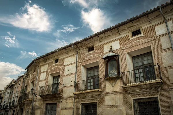 聖母とニッチでスペインのムルシア州カラバカの旧市街のバロック様式の宮殿のファサード — ストック写真