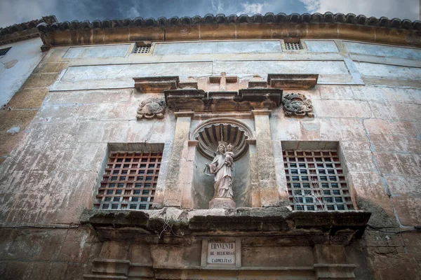 スペインのムルシア州カラバカの歴史的中心部にあるバルコニー カルメリタスのサイドファサード — ストック写真
