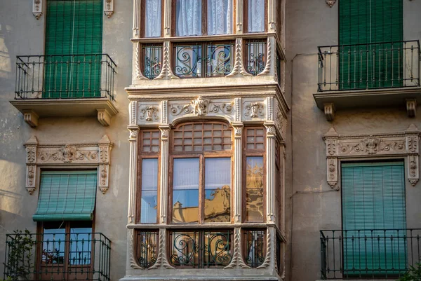 20世紀初頭からの建物の美しいファサード スペインのムルシアの広場にあるガラス張りのバルコニー — ストック写真