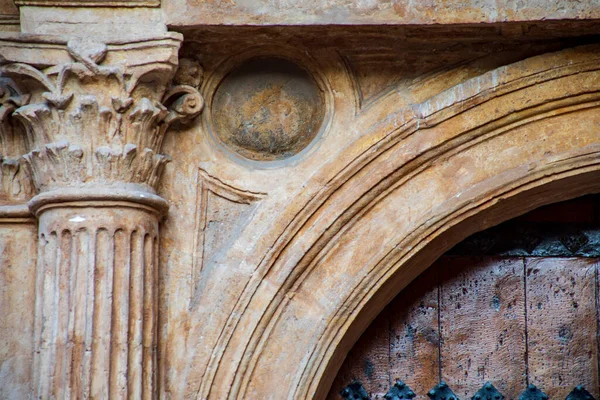 西班牙穆尔西亚圣多明各教堂立面的建筑细节 带有圆柱形和石拱 — 图库照片