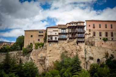 Cuenca, İspanya ve UNESCO 'nun ünlü idam evlerinin manzarası.