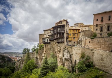 Cuenca, İspanya ve UNESCO 'nun ünlü idam evlerinin manzarası.