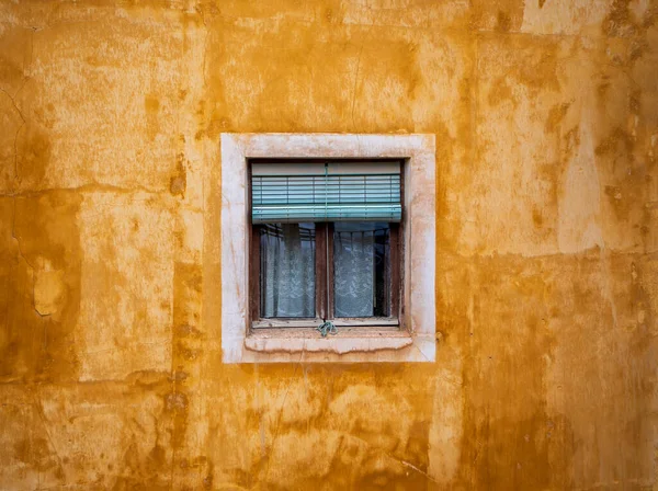 Detail Yellow Building Facade Square Homey Window Green Shutter Curtains — Stock Photo, Image