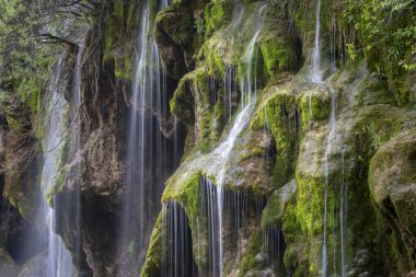 Cuenca, İspanya 'daki Serrania de Cuenca doğal parkındaki Cuervo Nehri' nin kaynağının şelaleleri