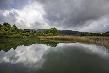 Laguna de Una Bulutlu ve gri bir günde Bulutlar suya yansıyor