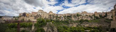 İspanya 'nın Cuenca kentindeki Unesco' nun eski kasabasının panoramik manzarası kayanın üzerinde ve ulusal parador