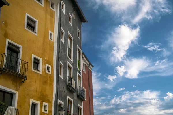 スペイン クエンカのユネスコ世界遺産都市の旧市街の中世色のファサード — ストック写真