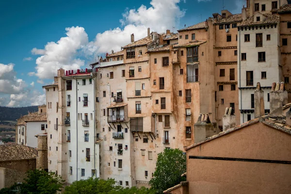 İspanya 'nın Cuenca kentindeki Unesco mirasının gökdelenleri adı verilen ortaçağ binalarının arkasında.