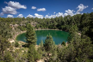 Kanada del Hoyo, Cuenca, İspanya 'da kristal berrak ve yeşil suları olan güzel Cross gölünün panoramik manzarası