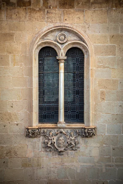 西班牙穆尔西亚圣埃斯特班教堂美丽的复兴双子窗 有交叉的半圆形拱门和纤细的柱子 — 图库照片