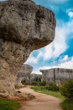Büyülü Şehir Cuenca 'nın ilginç ve orijinal jeolojik oluşumlarından birinin dikey fotoğrafı.