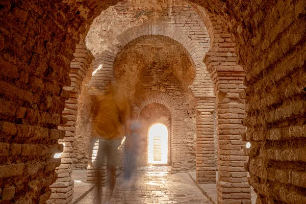 以马蹄拱门和砖作为建筑材料的阿拉伯罗达 马拉加 安达卢西亚浴场入口景观 人们对运动的注意力不集中 — 图库照片