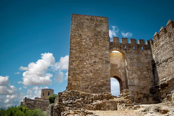 15世紀中世の城ジメナ フロンテーラの正門 塔と暗い石のカディス アーチと戦い — ストック写真