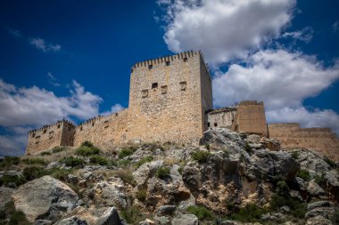 Mula, Murcia, İspanya 'daki ortaçağ ve rönesans şatosunun altından, heybetli zırhlı kulesiyle