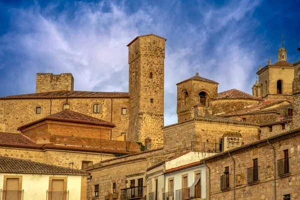 鐘楼を持つ町の中世の町のトルヒーリョ セレス スペインのプラザ市長からの壮大な景色 — ストック写真