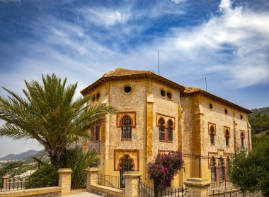 İspanya 'nın Murcia kentindeki La Fuensanta Mabedi yakınlarındaki Casa del Cabildo' nun renkli ve orijinal görünüşü.