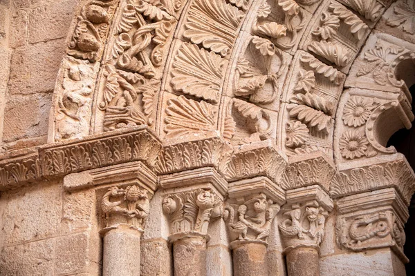 西班牙卡斯蒂利亚莱昂Zamora的Santa Maria Magdalena罗马风格教堂拱门和侧门首都的详情 — 图库照片
