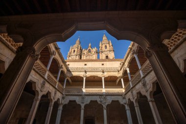 Halk kütüphanesinin manastırı, Casa de las Conchas, Salamanca, Castilla y Leon, İspanya 'nın La Clerecia kuleleri ile