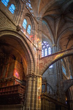 Avila, Castilla y Len, İspanya, Gotik tarzı katedralin iç tarafındaki vitray pencerelerden yansıtılan ışığın ayrıntıları