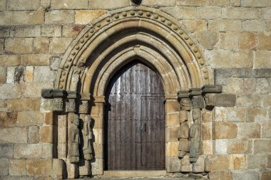 Santa Maria del Azogue Kilisesi 'nin Roma kapısı Puebla de Sanabria, Zamora, İspanya