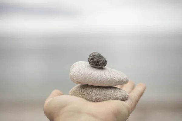 Parlak ve sakin bir günde kumsalda bir yığın çakıl taşıyla.