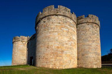 Benavente Kontları, Puebla de Sanabria, Zamora, Castilla y Len, İspanya 'nın ortaçağ şatosunun etkileyici kulelerine bakın.