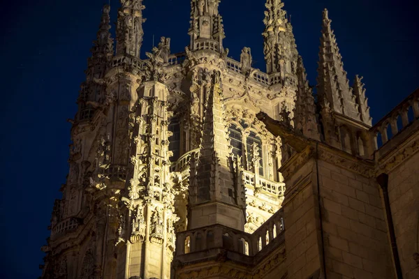 スペインのブルゴス大聖堂の外観は 人工光で夜に綿密に装飾されたゴシック様式です — ストック写真