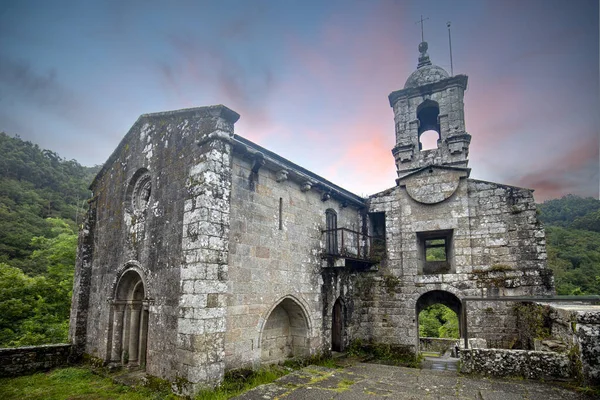 Güneş doğarken San Juan de Caveiro Manastırı, A Coruna, Galiçya 'da Parque Natural de las fraguas del Eume