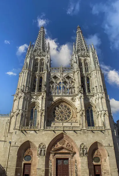 Burgos, Castilla y Len katedralinin dış görünüşü, İspanya, gün ışığı ve bulutlarla gökyüzü