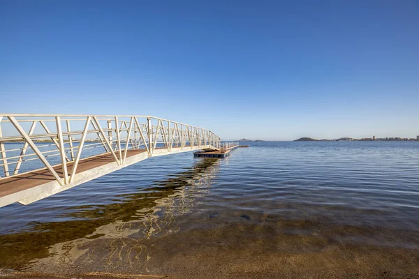 クリスタルのクリスタル ビーチのクリスタル ブリッジと木製の歩道 マール メノール カルタヘナ スペイン — ストック写真