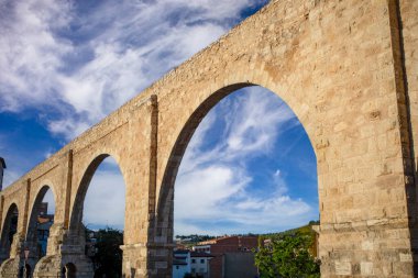 Teruel, Aragon, İspanya 'da Rönesans tarzı Los Arcos su kemeri