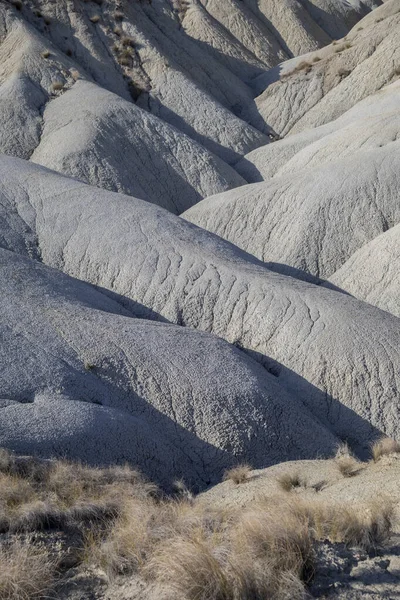 Terk edilmiş çöllerin dolambaçlı kurak ve çöl manzarasının yatay fotoğrafı, Murcia, İspanya