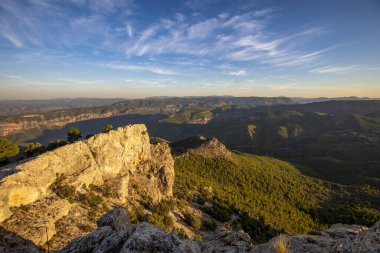 Yeste, Albacete 'deki Ardal Dağı' nın etrafındaki dağların ve doğal parkların muhteşem manzarasına bakın.