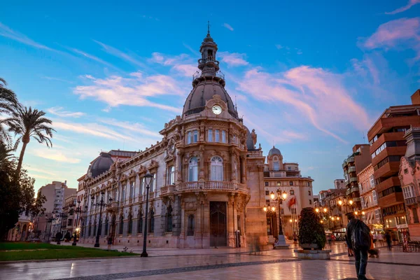 İspanya, Murcia Bölgesi, Cartagena belediye binasının manzarası, günbatımında modernist stil.