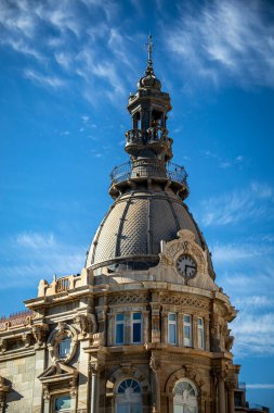 Cartagena Belediye Binası 'nın kubbelerinden birinin saati, Murcia Bölgesi, İspanya