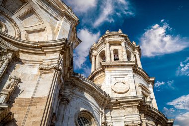 Gündüz vakti Cdiz, Endülüs, İspanya katedralinin kulelerinden birinin ayrıntıları.
