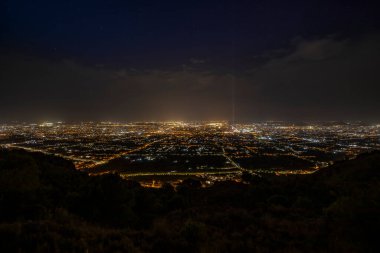 Şehrin panoramik manzarası ve Murcia bahçesi gece aydınlandı, El Valle Doğal Parkı 'ndan.