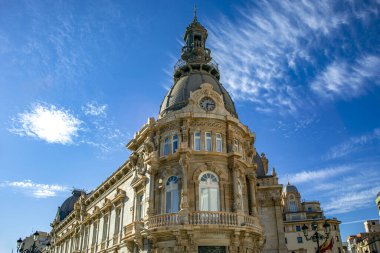 Cartagena Belediye Binası 'nın yatay görüntüsü. Saati Murcia Bölgesi, İspanya güpegündüz.